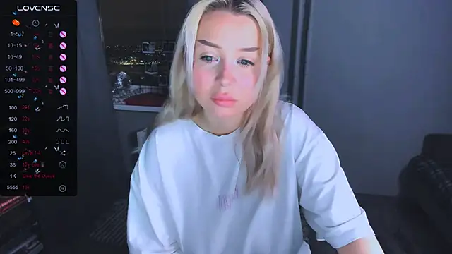 MonaLauu online show from 01/15/26, 03:44