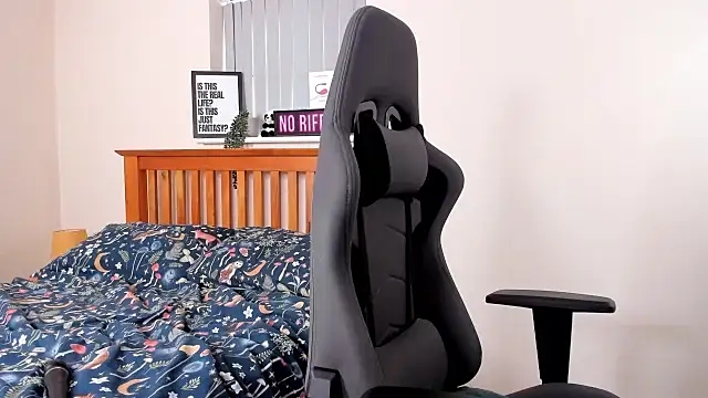 LucieWinters UK online show from 03/19/25, 04:45