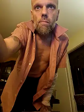 Snapshot of Ladyshaker82 chatting on 11/03/25, 02:13 Ladyshaker82 online show from 11/03/25, 02:13