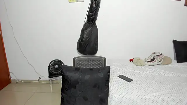 Snapshot of D-yanamilf chatting on 09/14/25, 11:37 D-yanamilf online show from 09/14/25, 11:37