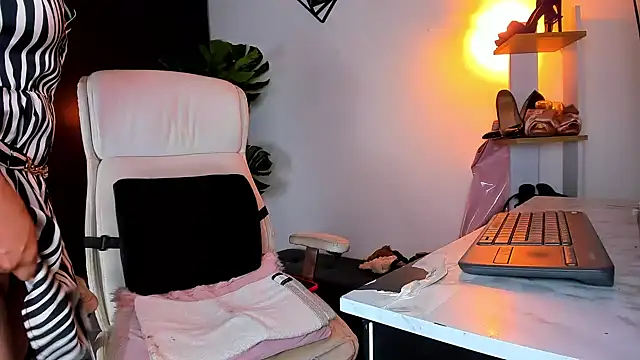 Emmiily 1 online show from 01/24/25, 04:27