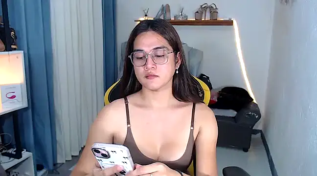 Snapshot of MarieLoveGlamorous chatting on 02/01/25, 01:51 MarieLoveGlamorous online show from 02/01/25, 01:51