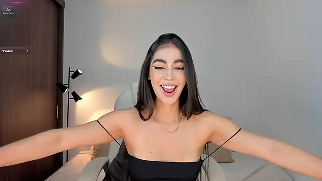 Snapshot of RebeccaBaxter chatting on 10/05/25, 10:40 RebeccaBaxter online show from 10/05/25, 10:40