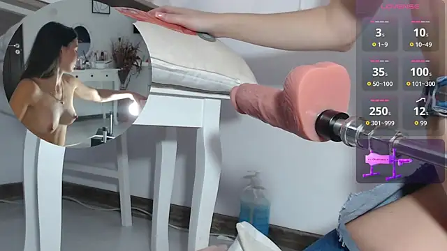 Yuumiii online show from 11/17/25, 11:49