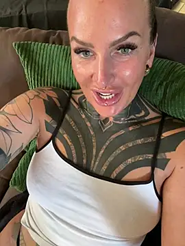 Snapshot of InkedBiitch chatting on 05/27/26, 06:27 InkedBiitch online show from 05/27/26, 06:27