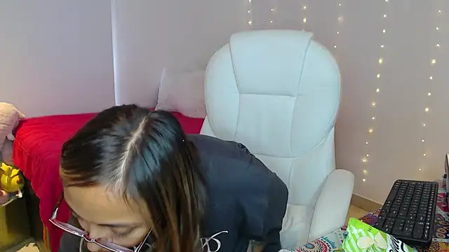 Snapshot of Gabi_morales chatting on 10/27/25, 08:02 Gabi morales online show from 10/27/25, 08:02