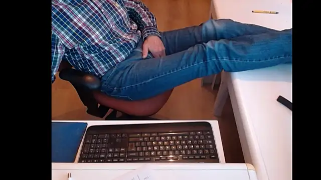 Snapshot of dutchpornking chatting on 02/12/25, 03:27 dutchpornking online show from 02/12/25, 03:27