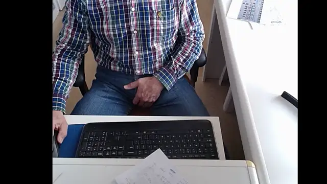 Snapshot of dutchpornking chatting on 03/04/25, 08:24 dutchpornking online show from 03/04/25, 08:24