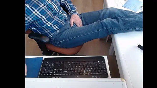 Snapshot of dutchpornking chatting on 03/08/25, 03:02 dutchpornking online show from 03/08/25, 03:02