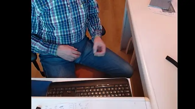 Snapshot of dutchpornking chatting on 03/11/25, 05:35 dutchpornking online show from 03/11/25, 05:35