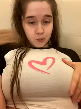 Snapshot of HornyGirlH chatting on 10/23/25, 01:05 HornyGirlH online show from 10/23/25, 01:05
