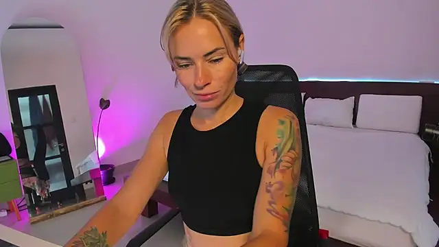 Snapshot of holy_khloe chatting on 02/13/25, 02:23 holy khloe online show from 02/13/25, 02:23