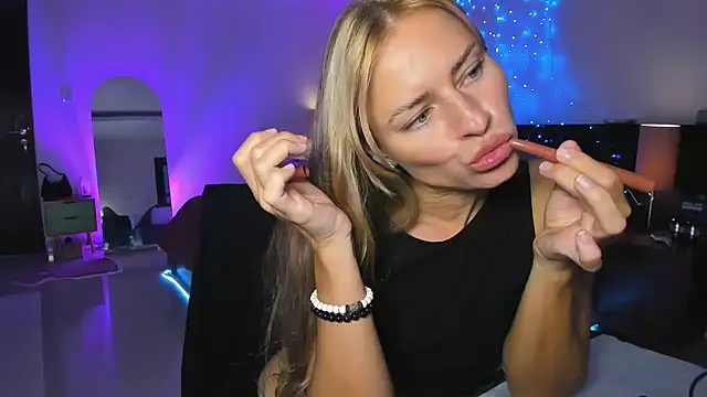 Snapshot of holy_khloe chatting on 03/03/25, 10:17 holy khloe online show from 03/03/25, 10:17