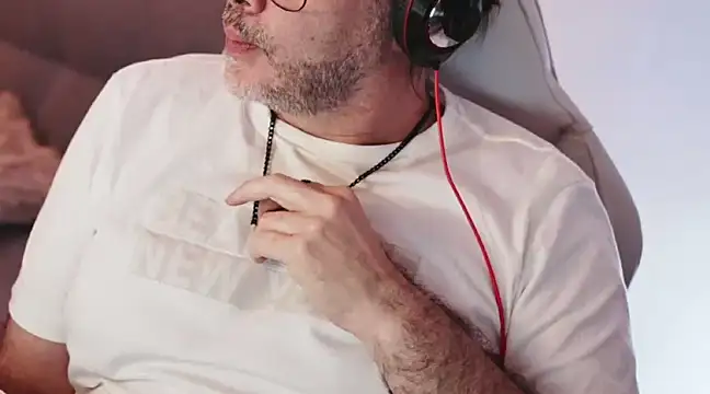 Snapshot of Sanders_White chatting on 02/23/25, 02:07 Sanders White online show from 02/23/25, 02:07