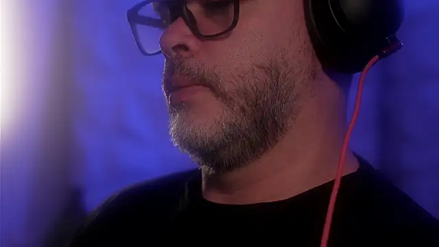 Snapshot of Sanders_White chatting on 10/15/25, 03:28 Sanders White online show from 10/15/25, 03:28