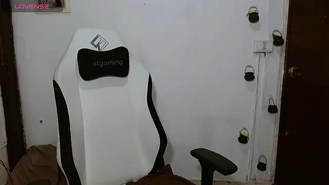 Snapshot of bety-cum2 chatting on 06/19/26, 10:24 bety-cum2 online show from 06/19/26, 10:24