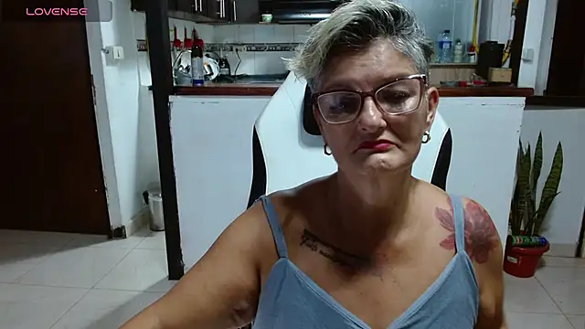 Snapshot of bety-cum2 chatting on 06/25/26, 10:47 bety-cum2 online show from 06/25/26, 10:47