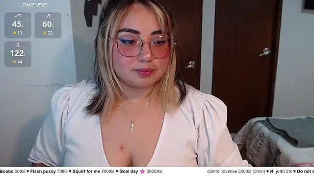 Snapshot of yini_angel chatting on 06/23/26, 03:15 yini angel online show from 06/23/26, 03:15