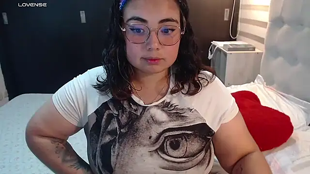 Snapshot of yini_angel chatting on 06/26/26, 04:06 yini angel online show from 06/26/26, 04:06