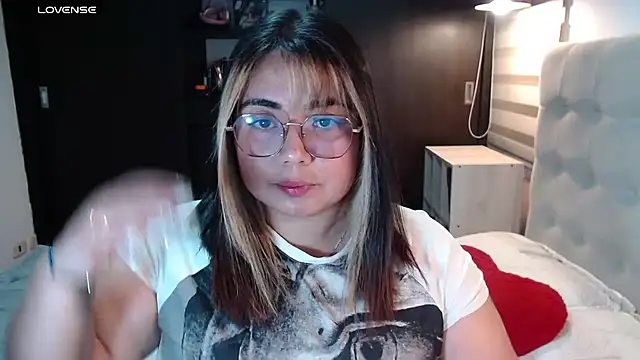 Snapshot of yini_angel chatting on 07/07/26, 04:37 yini angel online show from 07/07/26, 04:37