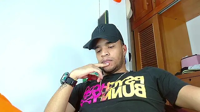 Snapshot of Bigcock_21cm_ chatting on 02/12/25, 02:03 Bigcock 21cm  online show from 02/12/25, 02:03