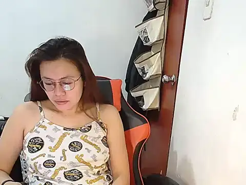 Snapshot of crizzybel chatting on 05/17/26, 10:17 crizzybel online show from 05/17/26, 10:17