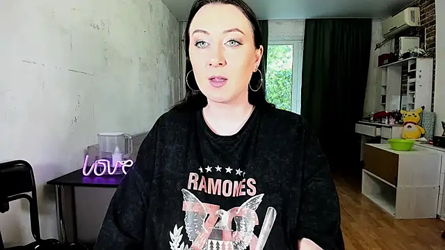 Mira Xo  online show from 10/18/25, 10:16