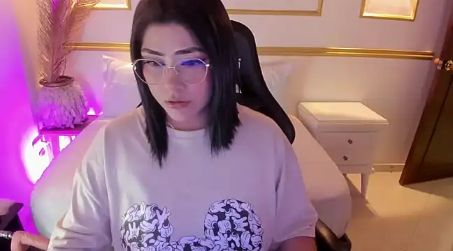 Snapshot of lucy26_ chatting on 03/11/25, 08:30 lucy26 online show from 03/11/25, 08:30