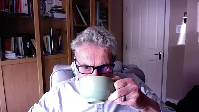 Snapshot of Oldpistolpete chatting on 04/26/26, 10:35 Oldpistolpete online show from 04/26/26, 10:35