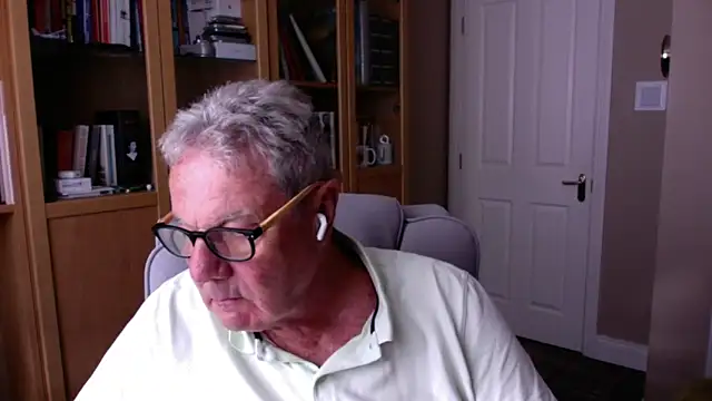 Snapshot of Oldpistolpete chatting on 06/10/26, 05:34 Oldpistolpete online show from 06/10/26, 05:34