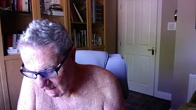 Snapshot of Oldpistolpete chatting on 06/12/26, 09:41 Oldpistolpete online show from 06/12/26, 09:41