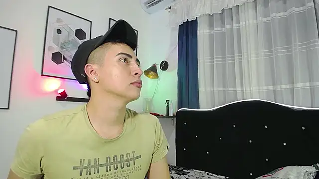 Snapshot of Tomas_and_liam chatting on 12/21/24, 01:04 Tomas and liam online show from 12/21/24, 01:04