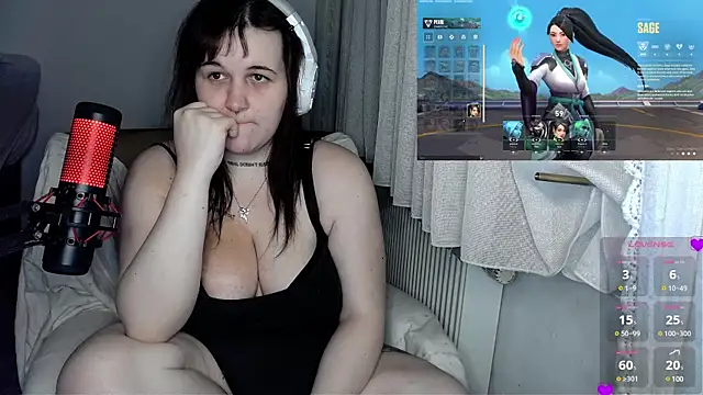 Snapshot of Lia-Bloom chatting on 12/21/24, 12:09 Lia-Bloom online show from 12/21/24, 12:09