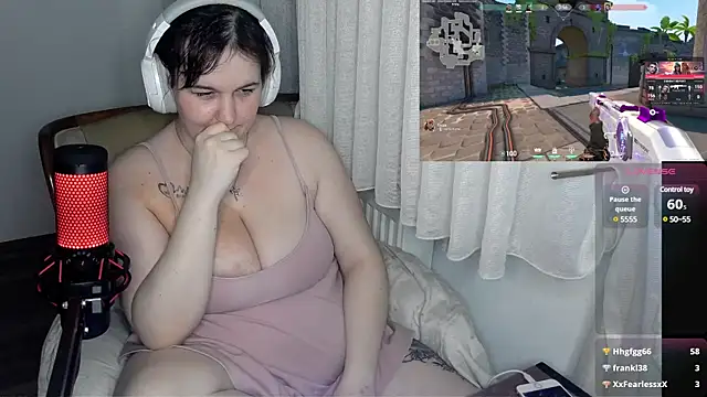 Snapshot of Lia-Bloom chatting on 12/21/24, 10:40 Lia-Bloom online show from 12/21/24, 10:40