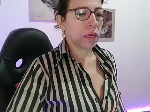 Snapshot of Chayla_Ruiz chatting on 01/05/25, 12:53 Chayla Ruiz online show from 01/05/25, 12:53