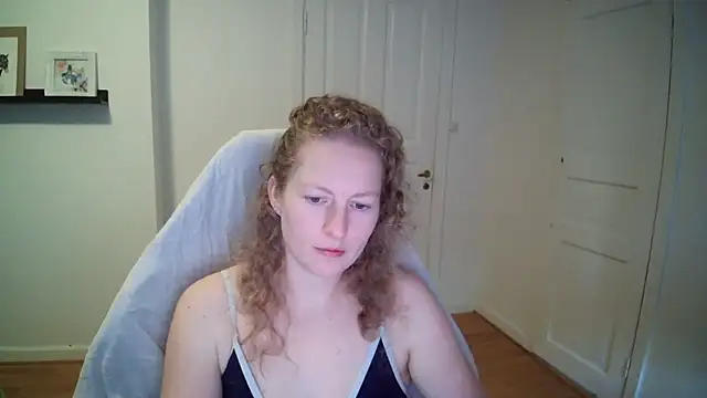 Girlnina-1995 online show from 10/29/25, 11:01