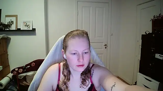 Girlnina-1995 online show from 02/18/26, 08:32