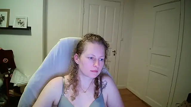 Girlnina-1995 online show from 03/18/26, 08:45