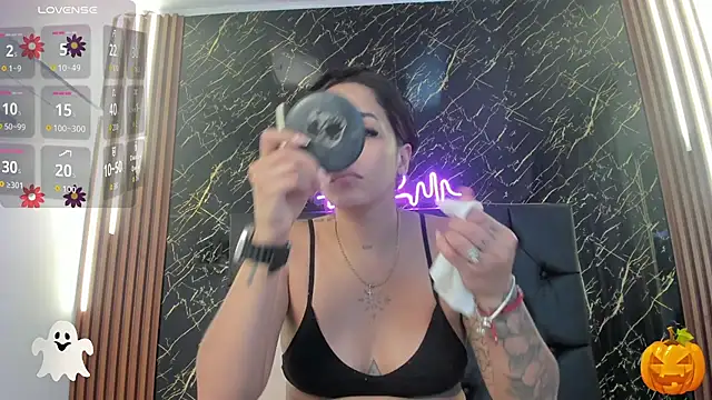 Tamara-evans online show from 10/31/25, 07:26