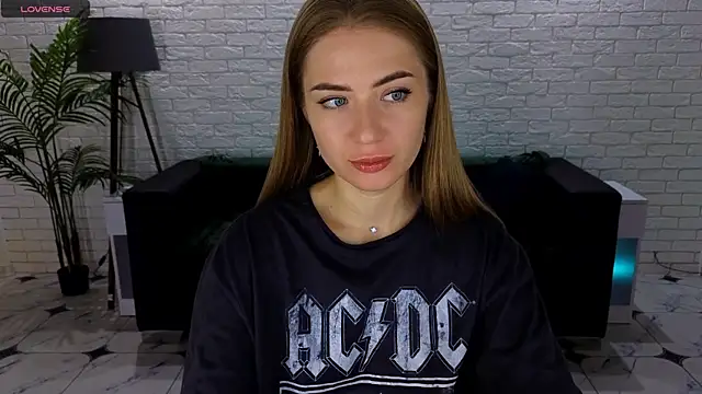 Snapshot of Adelyna_Bird chatting on 09/18/25, 06:15 Adelyna Bird online show from 09/18/25, 06:15