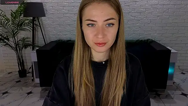 Snapshot of Adelyna_Bird chatting on 09/21/25, 06:37 Adelyna Bird online show from 09/21/25, 06:37