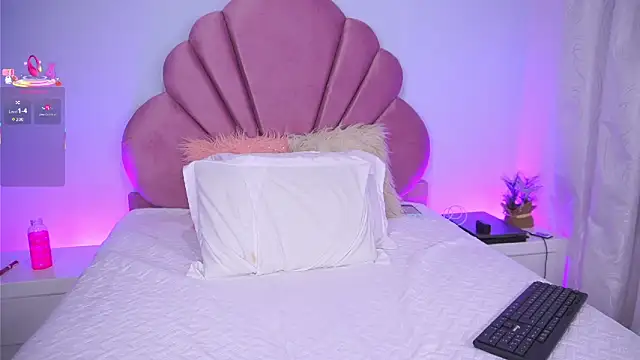 Snapshot of KendalEvanz chatting on 09/18/25, 01:18 KendalEvanz online show from 09/18/25, 01:18