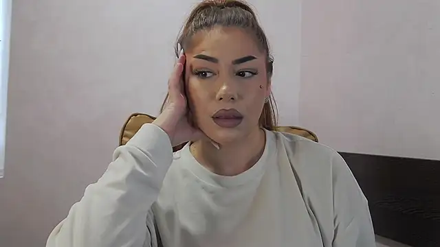 Snapshot of Ella_sweety chatting on 05/20/26, 05:35 Ella sweety online show from 05/20/26, 05:35