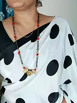 Snapshot of Indian_desi_wife chatting on 09/15/25, 04:51 Indian desi wife online show from 09/15/25, 04:51