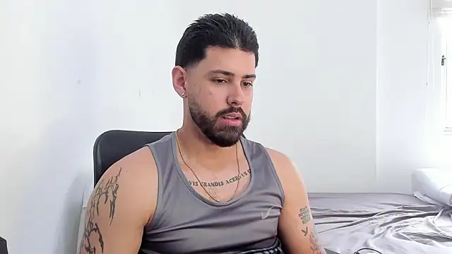 Snapshot of Justyn_Torres chatting on 10/30/25, 01:12 Justyn Torres online show from 10/30/25, 01:12