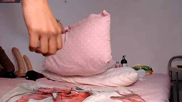 karolgirl-1 online show from 03/22/25, 05:39