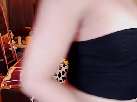 Snapshot of UnMarriedwifeTSX chatting on 10/24/25, 12:08 UnMarriedwifeTSX online show from 10/24/25, 12:08