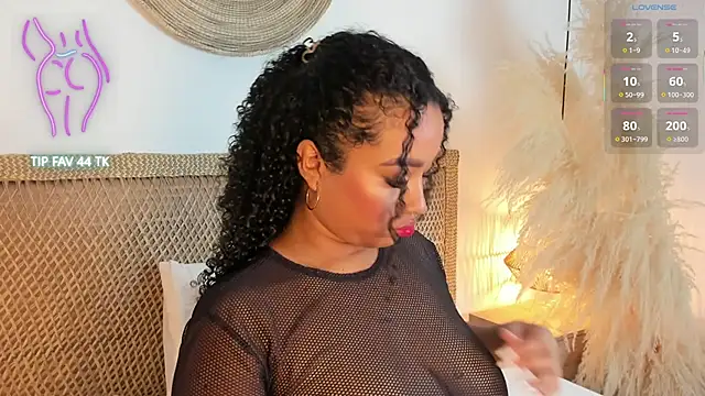 cloe 25 online show from 10/28/25, 02:37