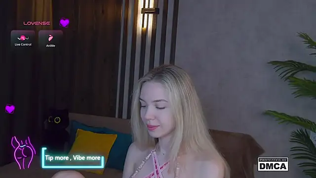 Holl1Would online show from 03/19/25, 03:41