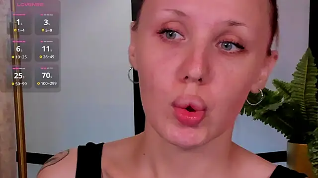 Snapshot of LianaFord chatting on 05/08/26, 05:02 LianaFord online show from 05/08/26, 05:02